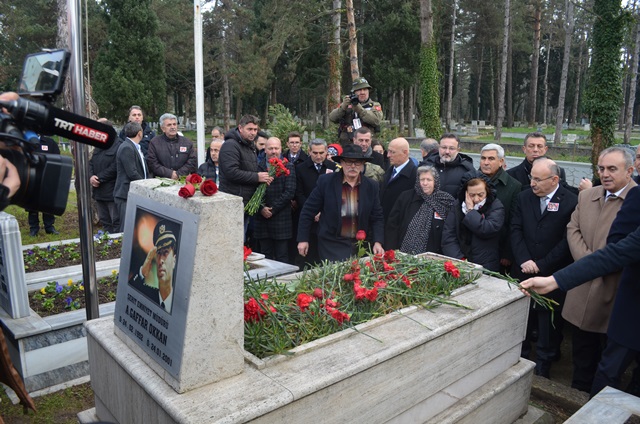 ŞEHİT EMNİYET MÜDÜRÜ OKKAN KABRİ BAŞINDA  TÖRENLE ANILDI
