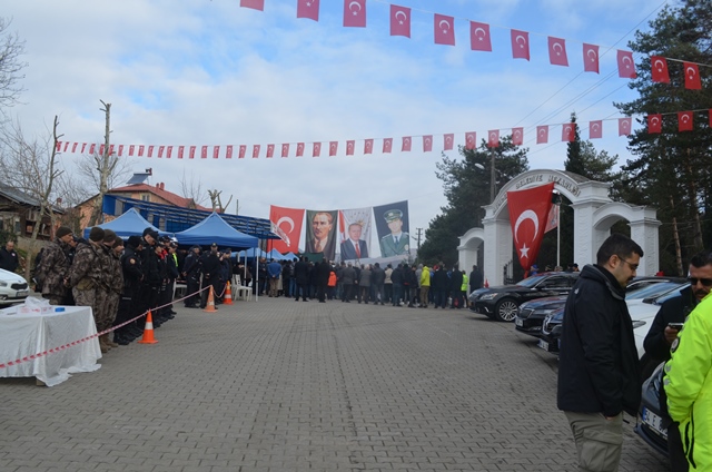 ŞEHİT EMNİYET MÜDÜRÜ OKKAN KABRİ BAŞINDA  TÖRENLE ANILDI