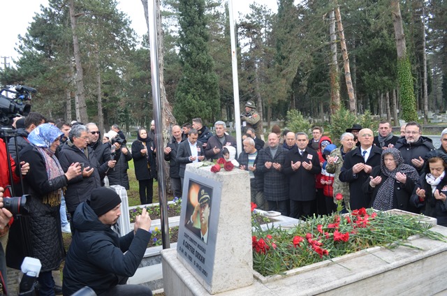 ŞEHİT EMNİYET MÜDÜRÜ OKKAN KABRİ BAŞINDA  TÖRENLE ANILDI
