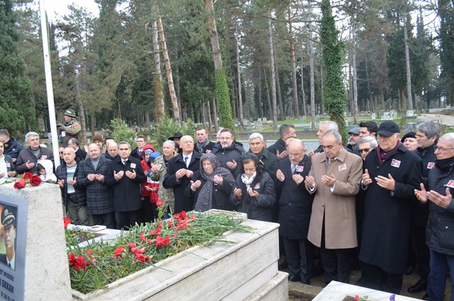 ŞEHİT EMNİYET MÜDÜRÜ OKKAN KABRİ BAŞINDA  TÖRENLE ANILDI