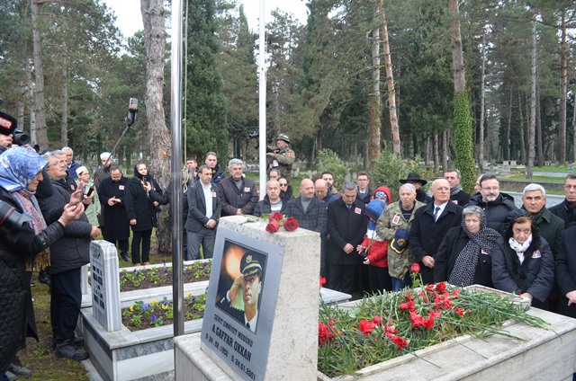 ŞEHİT EMNİYET MÜDÜRÜ OKKAN KABRİ BAŞINDA  TÖRENLE ANILDI