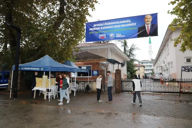 HENDEK BELEDİYESİ’NDEN ÜNİVERSİTE ÖĞRENCİLERİNE SICAK KARŞILAMA