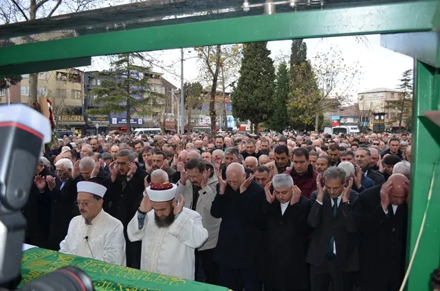 CAMİ BAHÇESİ ÇİÇEK VE ÇELENK TARLASINA DÖNDÜ