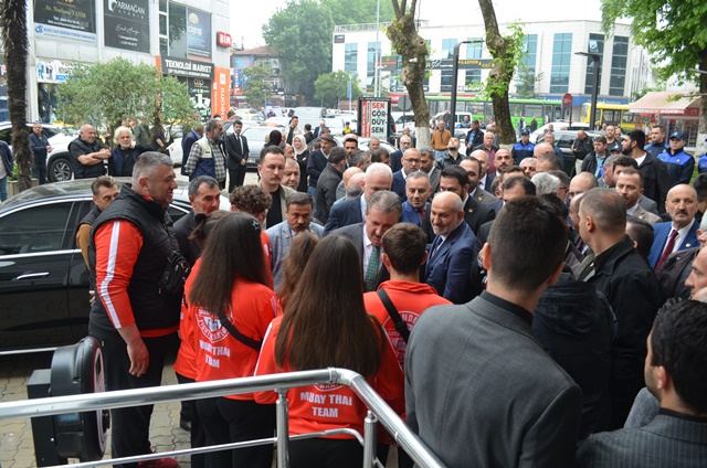 DESTİCİ: “ BURASI TÜRKİYE CUMHURİYETİ, YA KANUNLARA UYARLAR YA DA KAYYUM ATANIR”