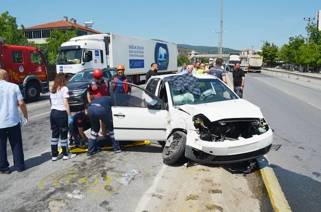 D-100 KARAYOLU HENDEK ALİ GAFFAR OKKAN BULVARI IŞIKLARINDA KAZA 1 YARALI