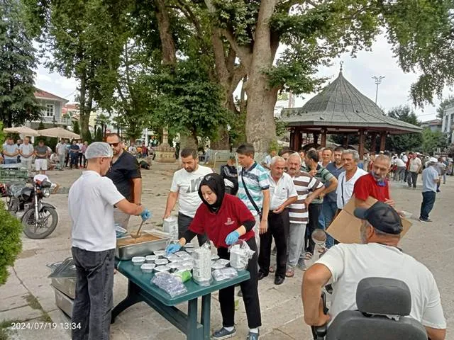 CUMA NAMAZI SONRASI BELEDİYEDEN AŞURE İKRAMI