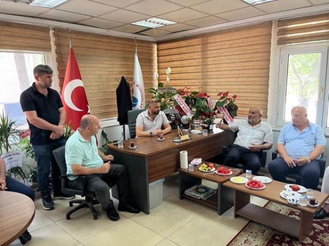 İKİ BAŞKAN  EL ELE