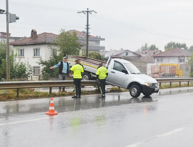 ÖZEL OTONUN ARKADAN ÇARPMASIYLA PİKAP, ÇELİK BARİYERLERİN ÜZERİNE UÇTU