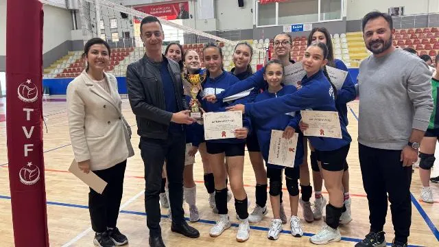 YILDIZ KIZLAR VOLEYBOL  MÜSABAKALARI SONA ERDİ