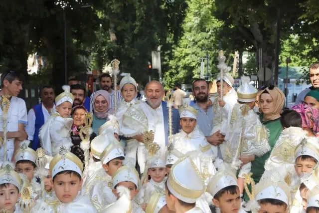YÜZLERCE ÇOCUK ERKEKLİĞE ADIM ATACAK!