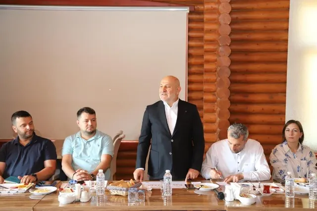 BAŞKAN PÜSKÜLLÜ, MİMAR VE MÜHENDİSLERLE HENDEK’İN GELECEĞİNİ GÖRÜŞTÜ